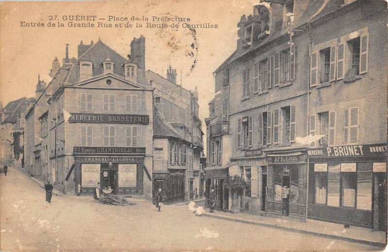 Carte postale ancienne Gueret - Place De La Prefecture - Entree Grande Rue Et De La Route De Cou