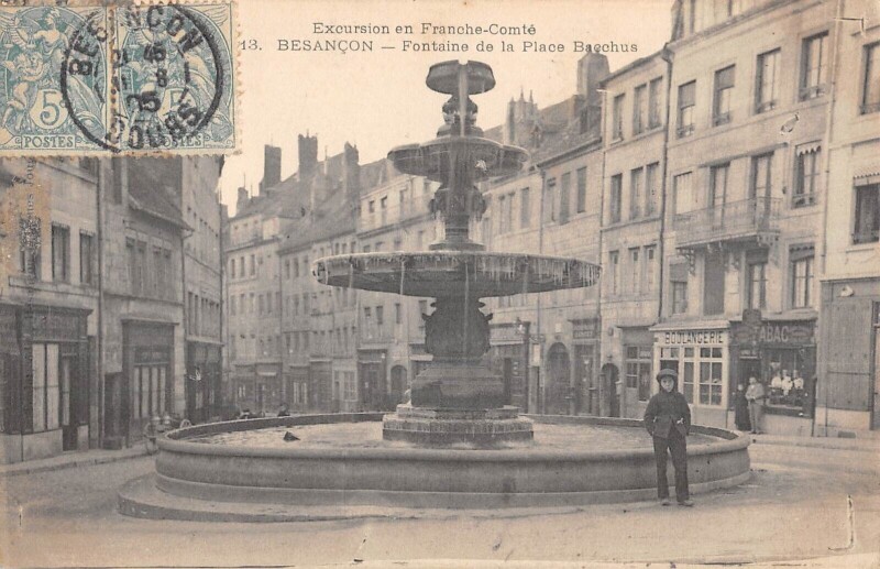 Carte postale ancienne Besancon - Fontaine De La Place Bacchus à Fontain