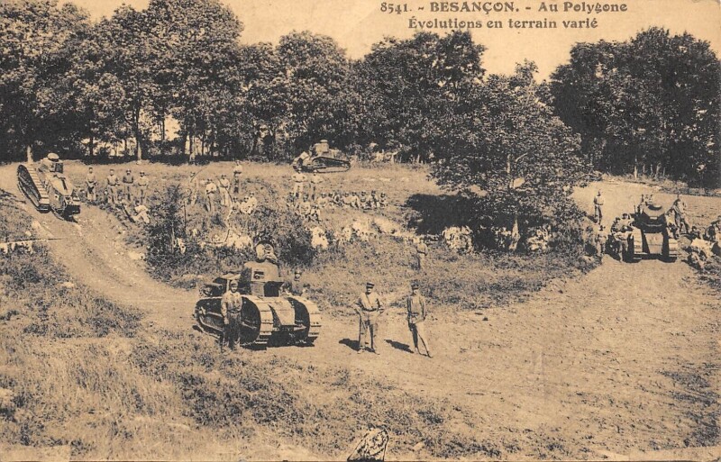 Carte postale ancienne Besancon - Au Polygone - Evolutions En Terrain Varie - Tank