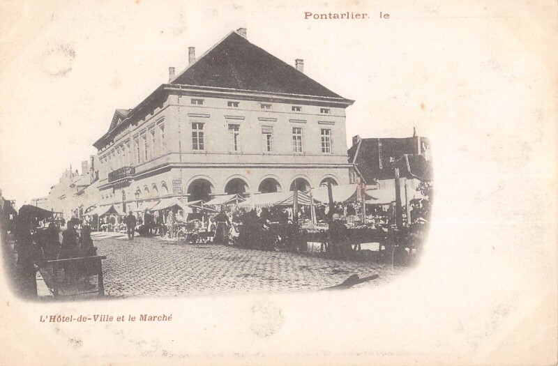 Carte postale ancienne Pontarlier - L'Hotel De Ville Et Le Marche à Pontarlier
