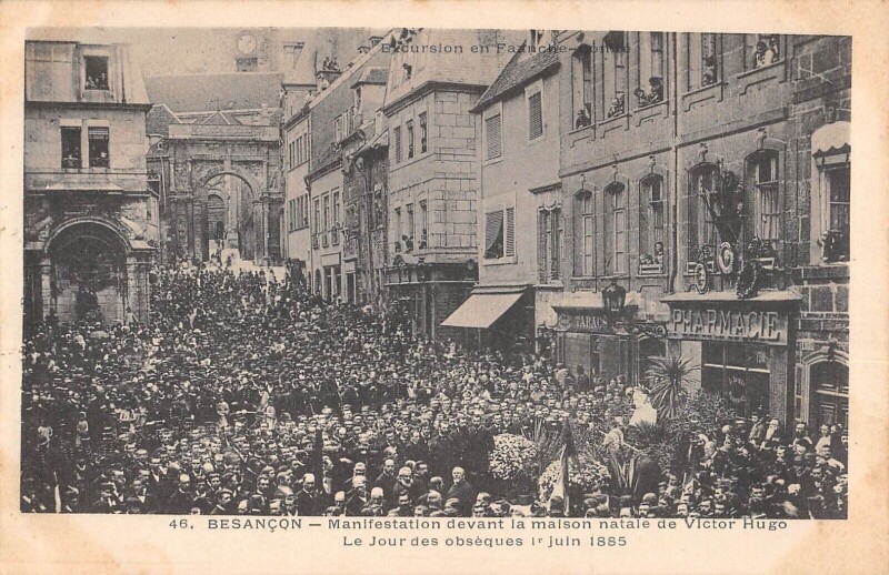 Carte postale ancienne Besancon - Manifestation Devant La Maison Natale De Victor Hugo Obseques