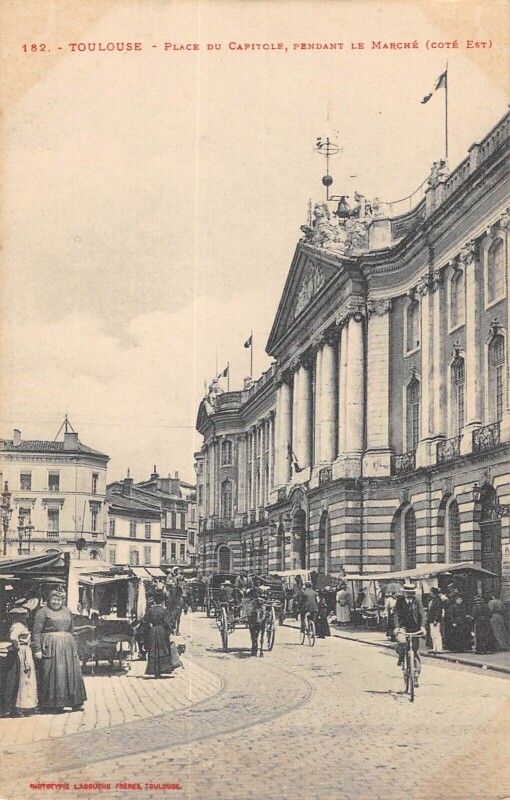 Carte postale ancienne Toulouse - Place Du Capitole Pendant Le Marche - Cote Est à Toulouse