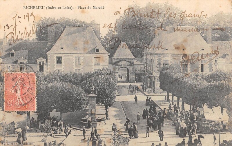 Carte postale ancienne Richelieu - Place Du Marche à Richelieu