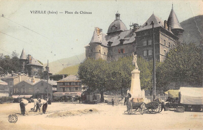 Carte postale ancienne Vizille - Place Du Chateau à Vizille