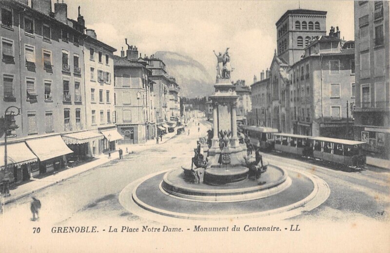Carte postale ancienne Grenoble - La Place Notre Dame - Monument Du Centenaire - Train à Grenoble