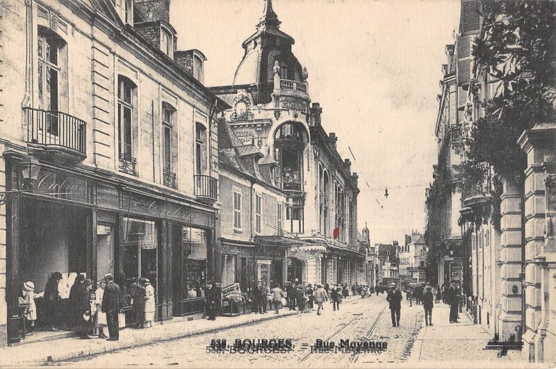 Carte postale ancienne Bourges - Rue Moyenne à Bourges