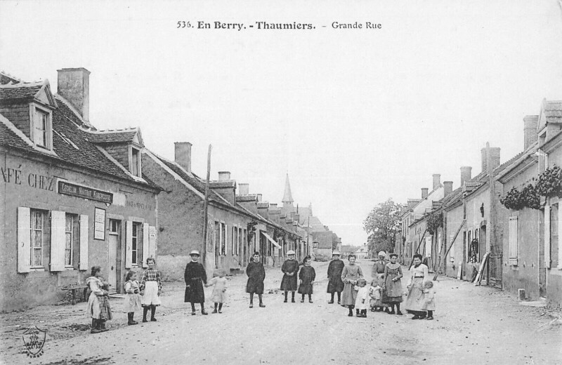 Carte postale ancienne En Berry - Thaumiers - Grande Rue à Thaumiers