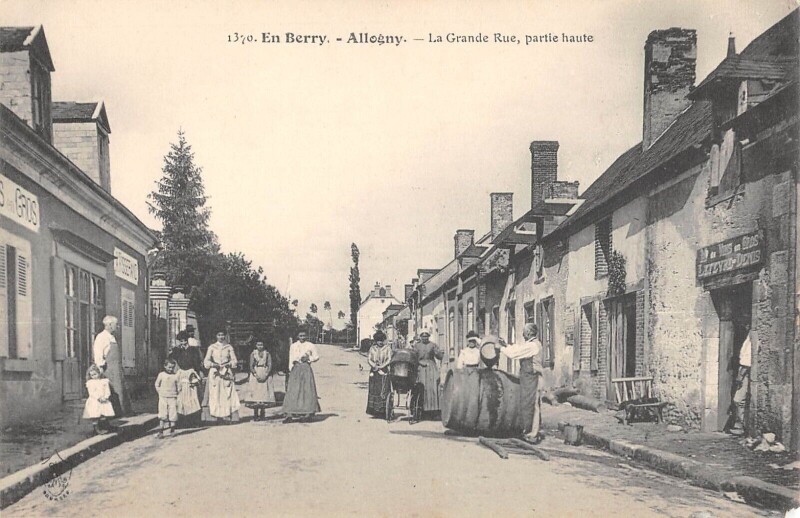 Carte postale ancienne En Berry - Allogny - La Grande Rue - Partie Haute à Allogny