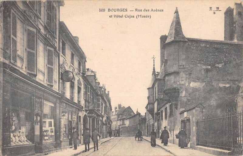Carte postale ancienne Bourges - Rue Des Arenes Et Hotel Cujas à Bourges