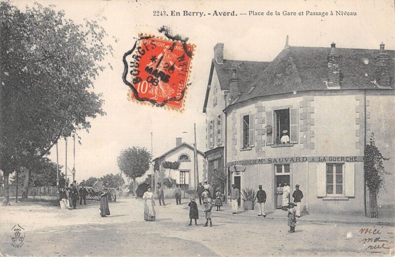 Carte postale ancienne Avord - Place De La Gare Et Passage A Niveau à Avord
