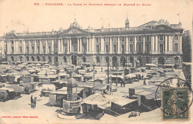 Carte postale ancienne Toulouse - Place Du Capitole Pendant Le Marche Du Matin à Toulouse
