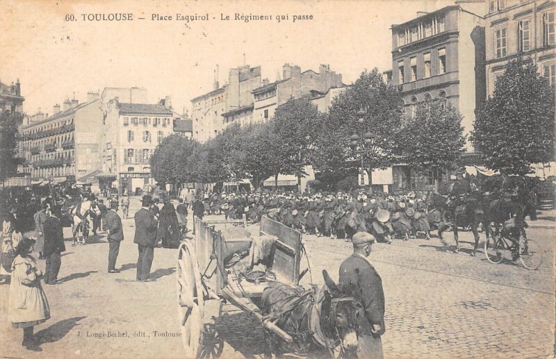 Carte postale ancienne Toulouse - Place Esquirol - Le Regiment Qui Passe à Toulouse