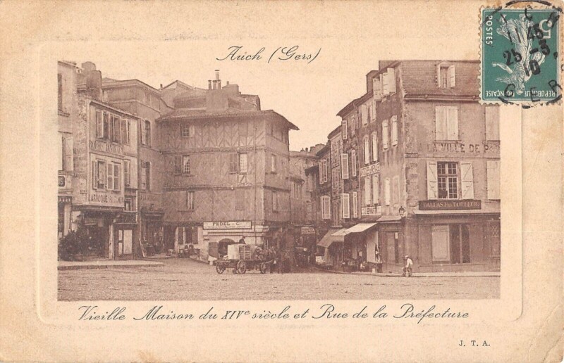 Carte postale ancienne Auch - Vieille Maison Du XIVe Et Rue De La Prefecture