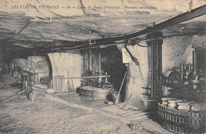 Carte postale ancienne Les Vins De Touraine - Caves Du Bourg - Vouvray - Pressoirs Mecaniques à Vouvray