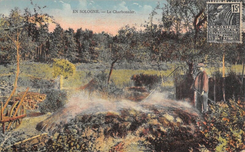 Carte postale ancienne En Sologne - Le Charbonnier
