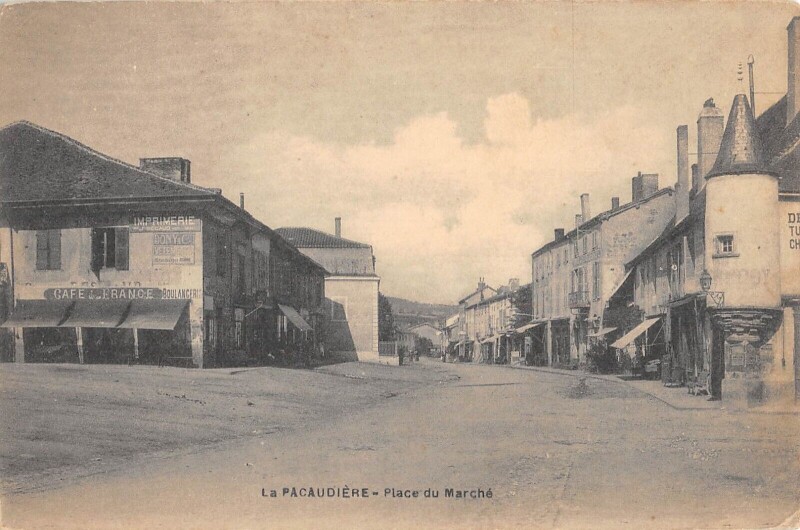 Carte postale ancienne La Pacaudiere - Place Du Marche