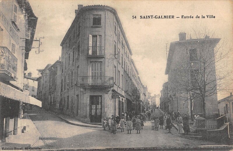 Carte postale ancienne Saint Galmier - Entree De La Ville à Saint-Galmier