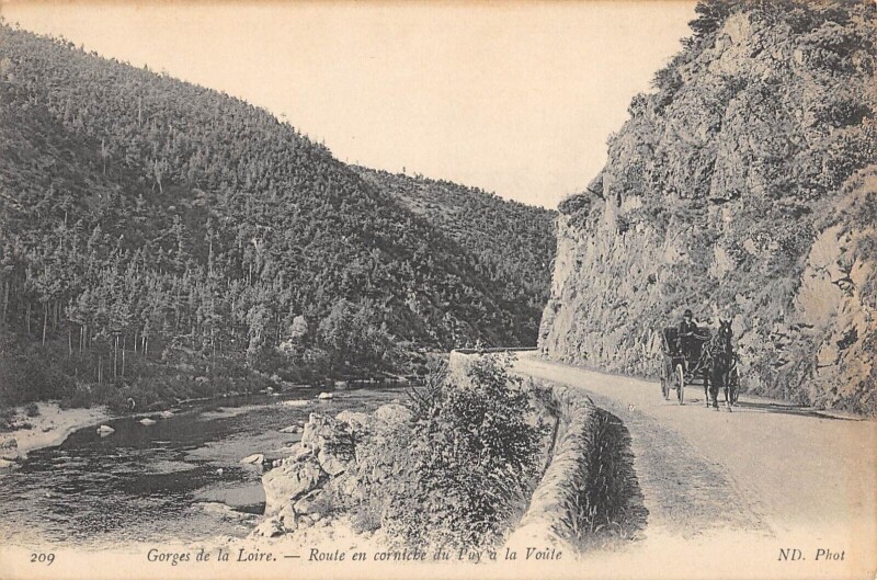 Carte postale ancienne Gorges De La Loire - Route En Corniche Du Puy A La Voute