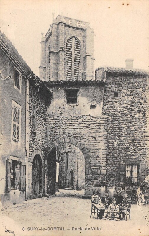 Carte postale ancienne Sury Le Comtal - Porte De Ville à Sury-le-Comtal