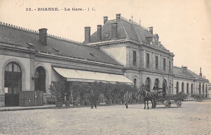 Carte postale ancienne Roanne - La Gare à Roanne