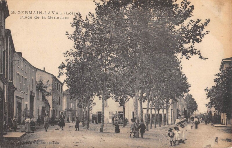 Carte postale ancienne Saint Germain Laval - Place De La Genetine à Saint-Germain-Laval