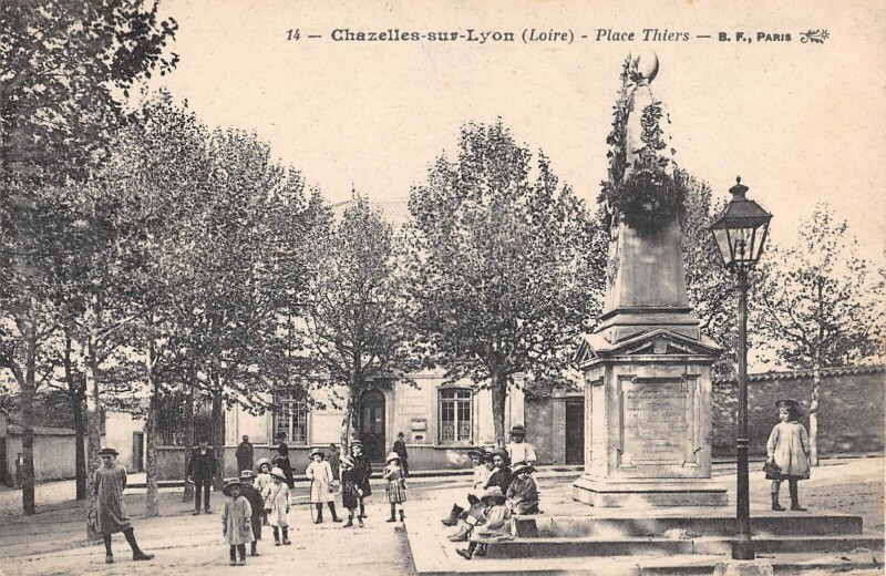 Carte postale ancienne Chazelles Sur Lyon - Place Thiers à Chazelles-sur-Lyon