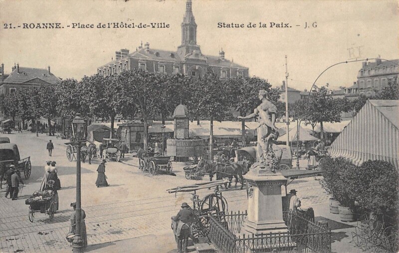 Carte postale ancienne Roanne - Place Hotel De Ville - Statue De La Paix à Roanne