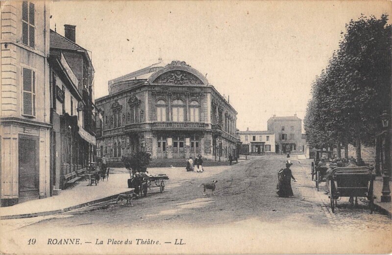Carte postale ancienne Roanne - La Place Du Theatre à Roanne