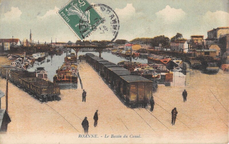 Carte postale ancienne Roanne - Le Bassin Du Canal - Train à Roanne