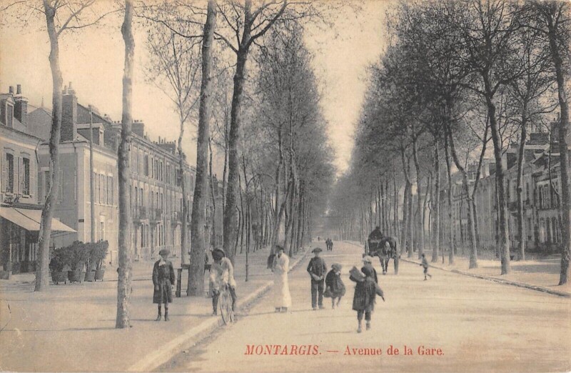Carte postale ancienne Montargis - Avenue De La Gare à Montargis