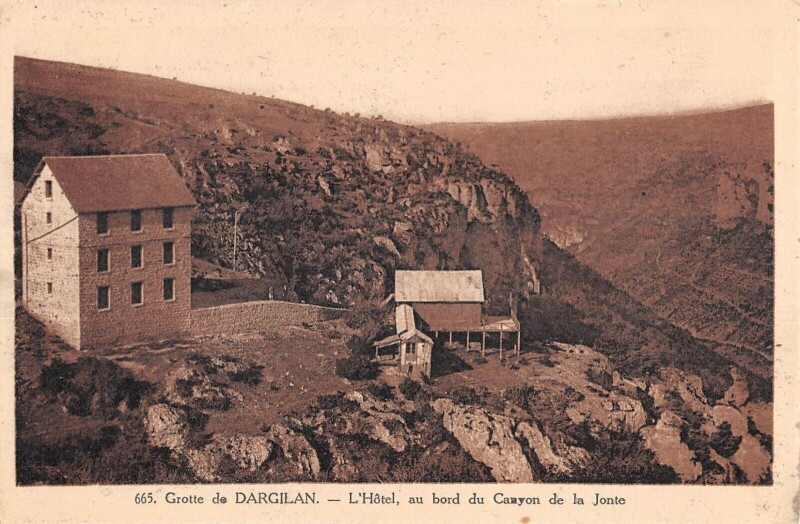 Carte postale ancienne Grotte De Dargilan - L'Hotel Au Bord Du Canyon De La Jonte