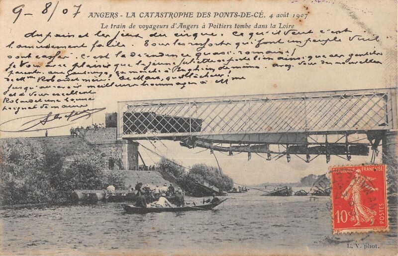 Carte postale ancienne Angers - Catastrophe Des Ponts De Ce - Le Train Tombe Dans La Loire à Angers