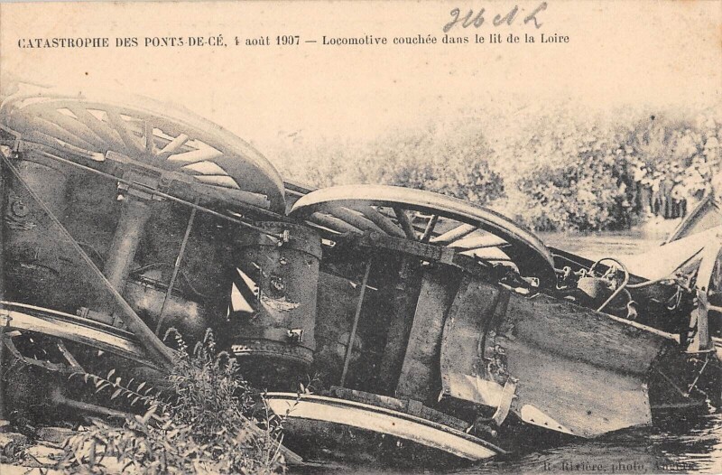 Carte postale ancienne Catastrophe Des Ponts De Ce - Locomotive Couchee Dans Le Lit De La Loire