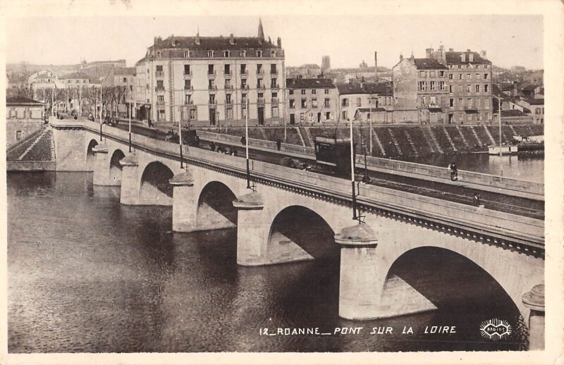Carte postale ancienne Roanne - Pont Sur La Loire à Roanne