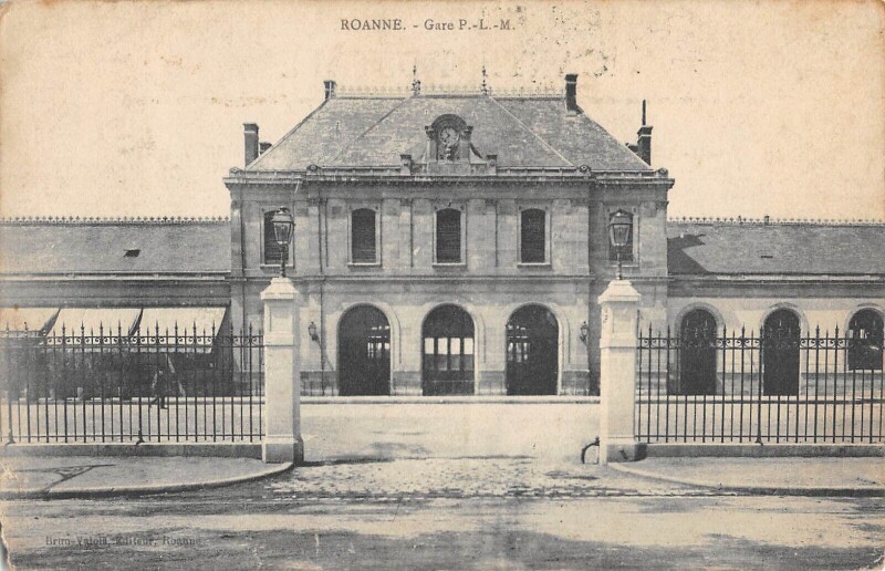 Carte postale ancienne Roanne - La Gare à Roanne
