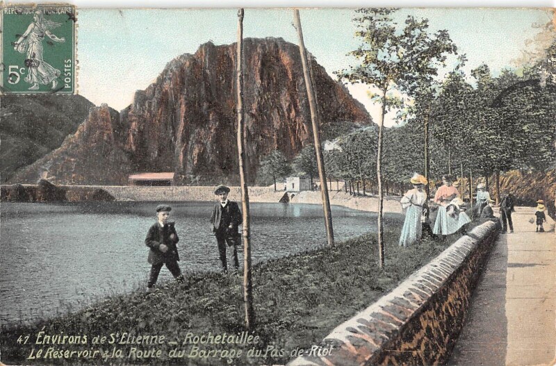 Carte postale ancienne Rochetaillee - Le Reservoir Et La Route Du Barrage Du Pas De Riot à Roche
