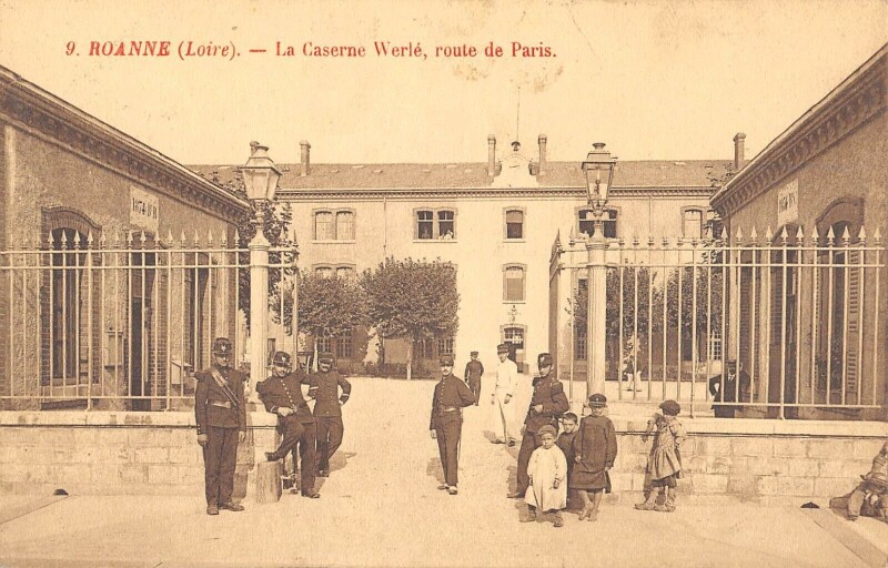Carte postale ancienne Roanne - La Caserne Werle - Route De Paris à Roanne