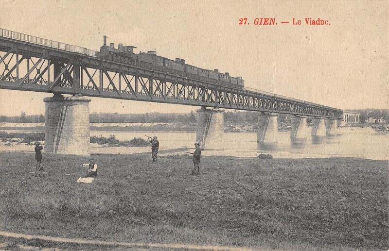 Carte postale ancienne Gien - Le Viaduc - Train - Chasseur