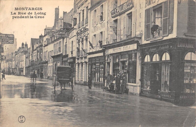 Carte postale ancienne Montargis - La Rue De Loing Pendant La Crue à Montargis