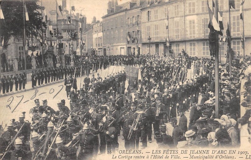 Carte postale ancienne Orleans - Fetes Jeanne D'Arc - Le Cortege Rentre A L'Hotel De Ville