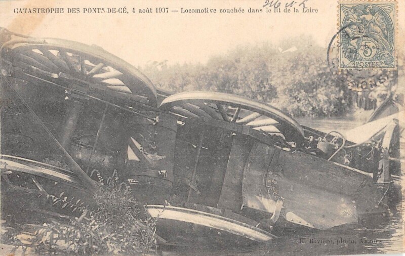Carte postale ancienne Catastrophe Des Ponts De Ce - Locomotive Couchee Dans Le Lit De La Loire