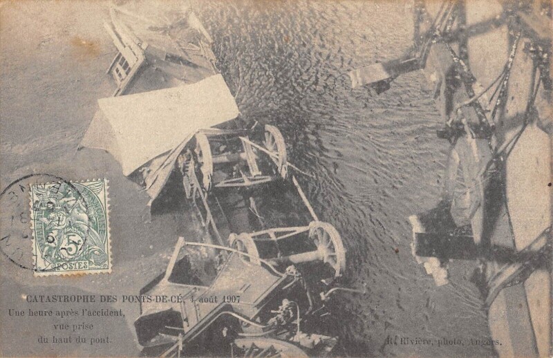 Carte postale ancienne Catastrophe Des Ponts De Ce - Une Heure Apres L'Accident