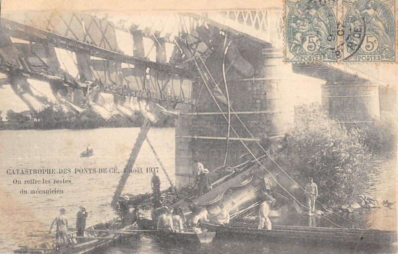 Carte postale ancienne Catastrophe Des Ponts De Ce - On Retire Les Restes Du Mecanicien