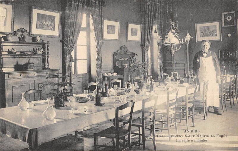 Carte postale ancienne Angers - Etablissements Saint Martin La Foret - La Salle A Manger à Angers