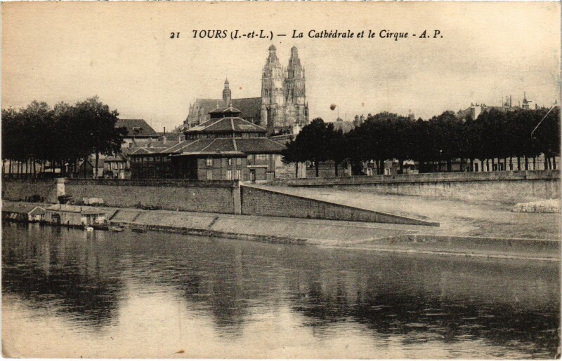 Carte postale ancienne Tours La Cathedrale et le Cirque à Tours