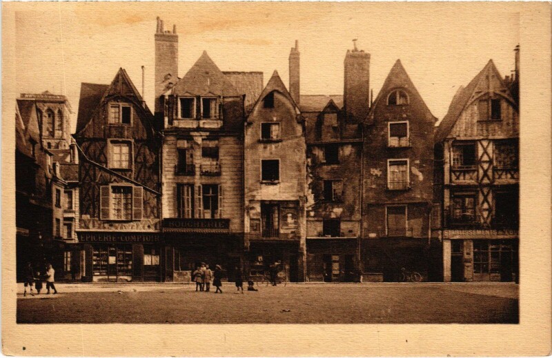 Carte postale ancienne Tours Vieilles maisons Place Plumereau à Tours