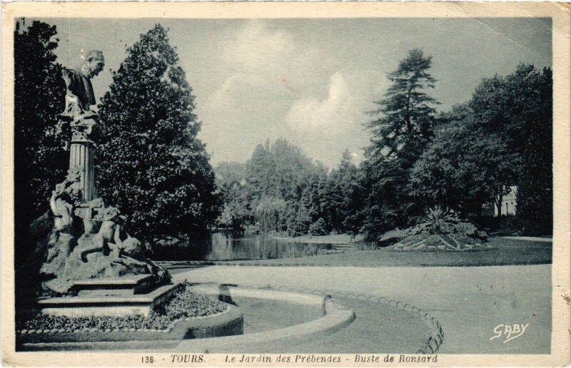 Carte postale ancienne Tours Jardin des Prebendes d'Oe Buste de Ronsard à Tours