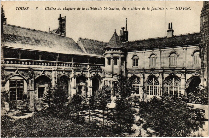 Carte postale ancienne Tours Cloitre de la Cathedrale Saint-Gatien à Tours