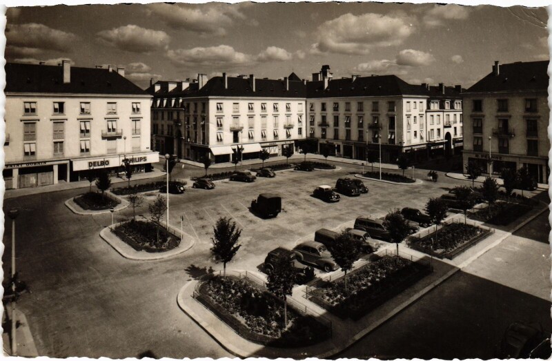 Carte postale ancienne Tours Place de la Resistance à Tours