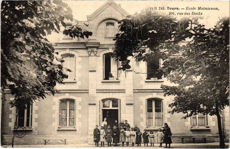 Carte postale ancienne Tours Ecole Maintenon à Tours
